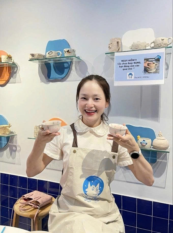 Lan Phương tận hưởng khoảnh khắc thư thái khi vẽ gốm tặng hai con gái Lina - Mia.