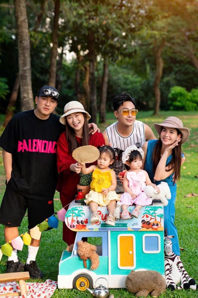 Vợ chồng Thanh Duy - Kha Ly, Thanh Trúc - Châu Khải Phong rủ nhau cùng đưa con đi picnic. Thanh Trúc và Kha Ly là bạn thân nhiều năm, có bầu và sinh con cách nhau vài tháng nên hai gia đình trở nên thân thiết.