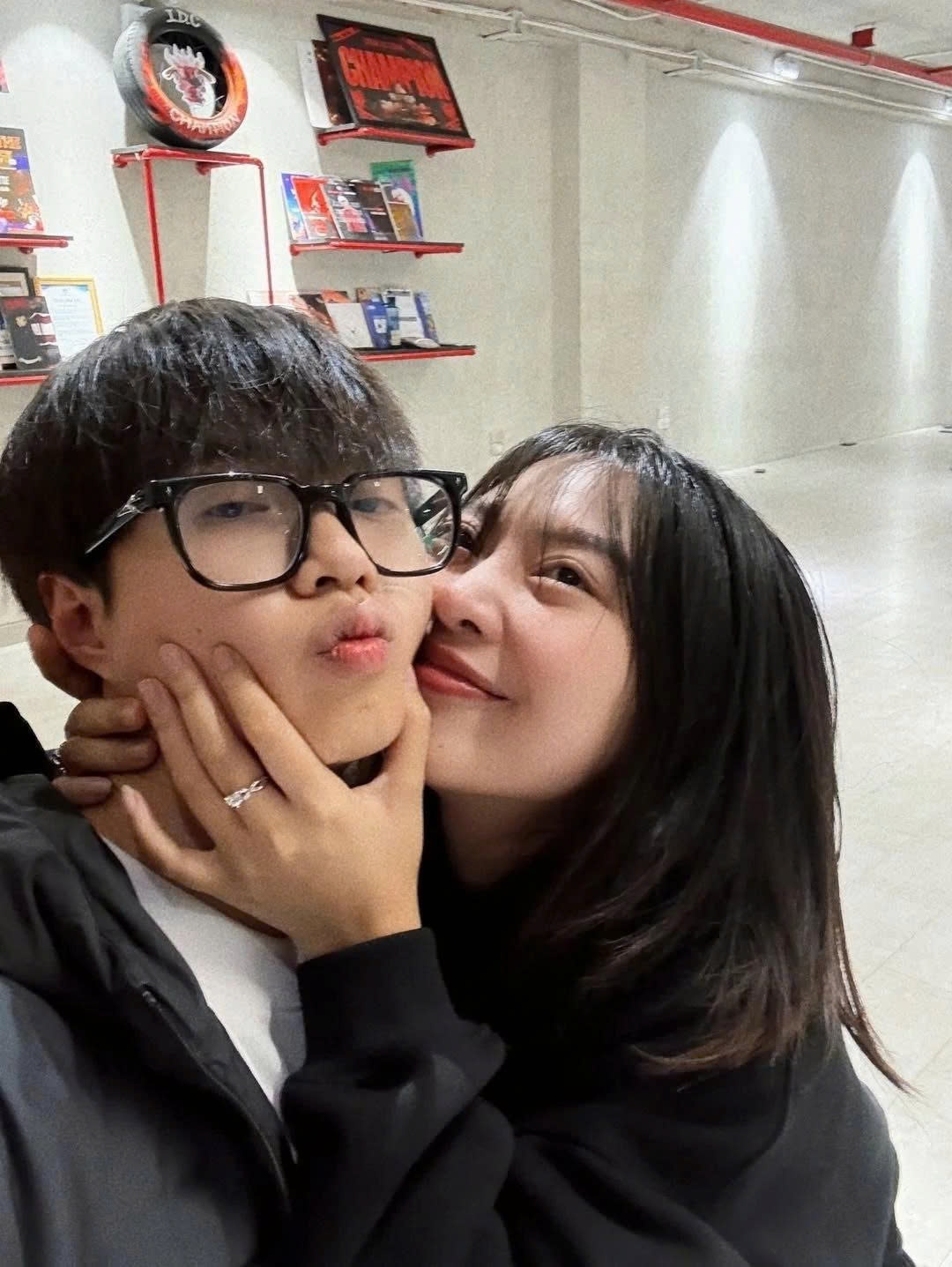 Dương Fynn chia sẻ khoảnh khắc được bạn trai Low G trao nhẫn cầu hôn, khiến cô hạnh phúc bật khóc. Nam rapper liên tục ôm bạn gái vỗ về và trao nụ hôn ngọt ngào.