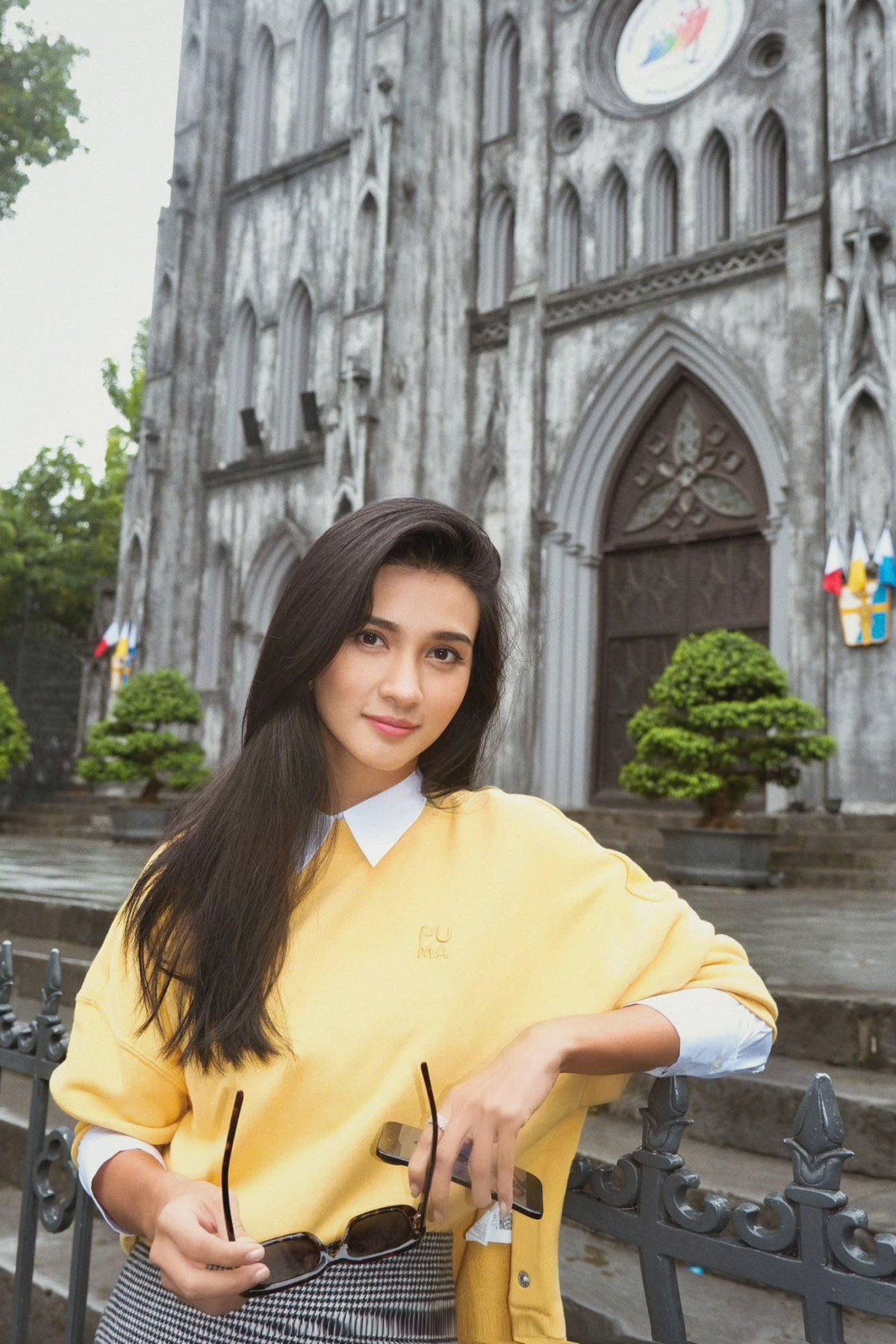 Diễn viên Kim Tuyến tham quan và chụp ảnh kỷ niệm bên Nhà thờ Lớn - Hà Nội.