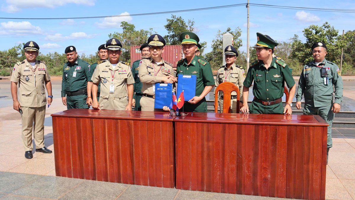 Đồn Biên phòng cửa khẩu quốc tế Hoa Lư tiếp nhận 63 công dân Việt Nam do phía Campuchia bàn giao (ảnh: ĐC)