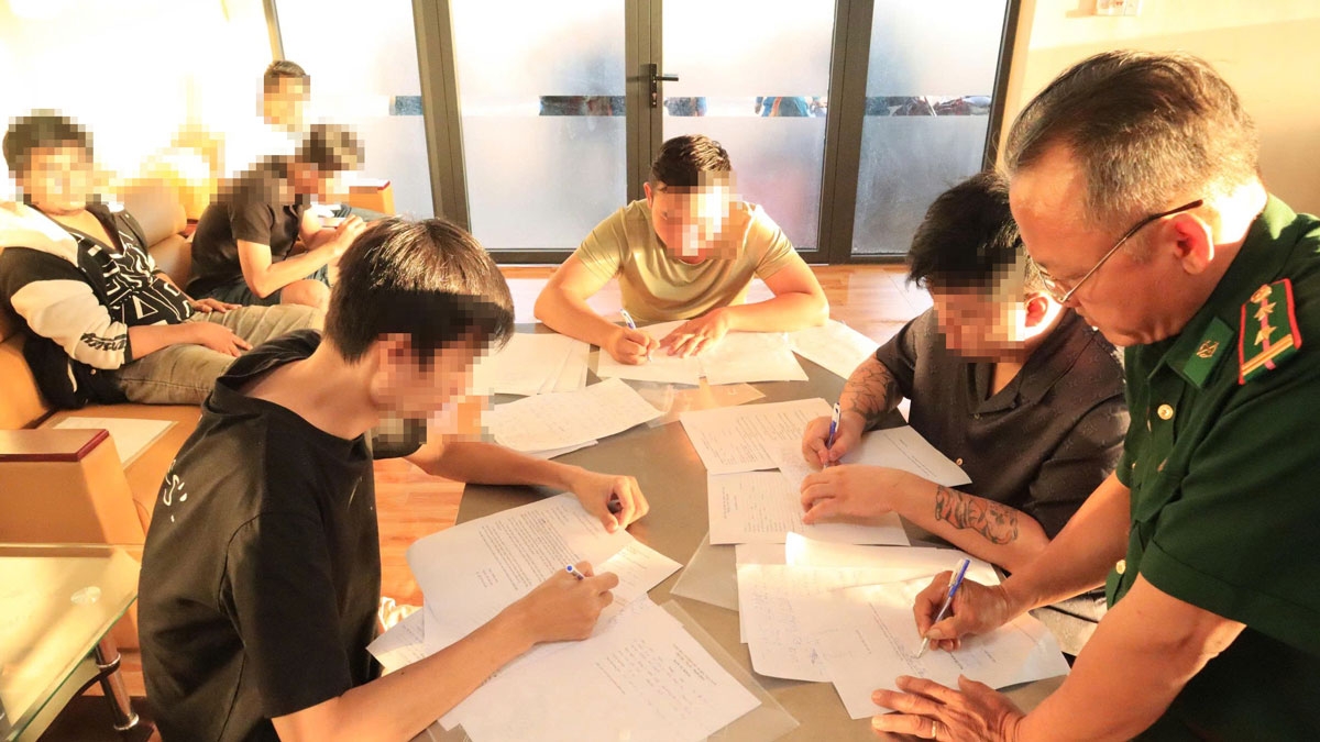 Lực lượng chức năng lấy thông tin các công dân (ảnh: ĐC)