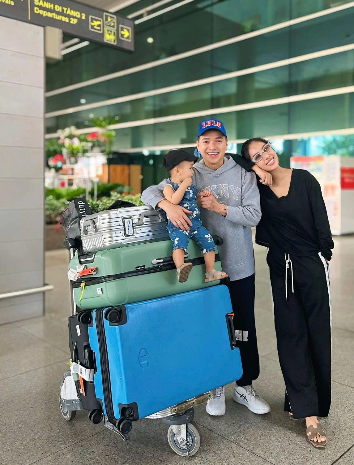 Quang Minh đăng ảnh trở lại Việt Nam sau 3 tuần về Mỹ thăm người thân, bạn bè. Nam nghệ sĩ được bạn gái 9X Tăng Khánh Chi và con trai ra sân bay Tân Sơn Nhất TP.HCM đón.