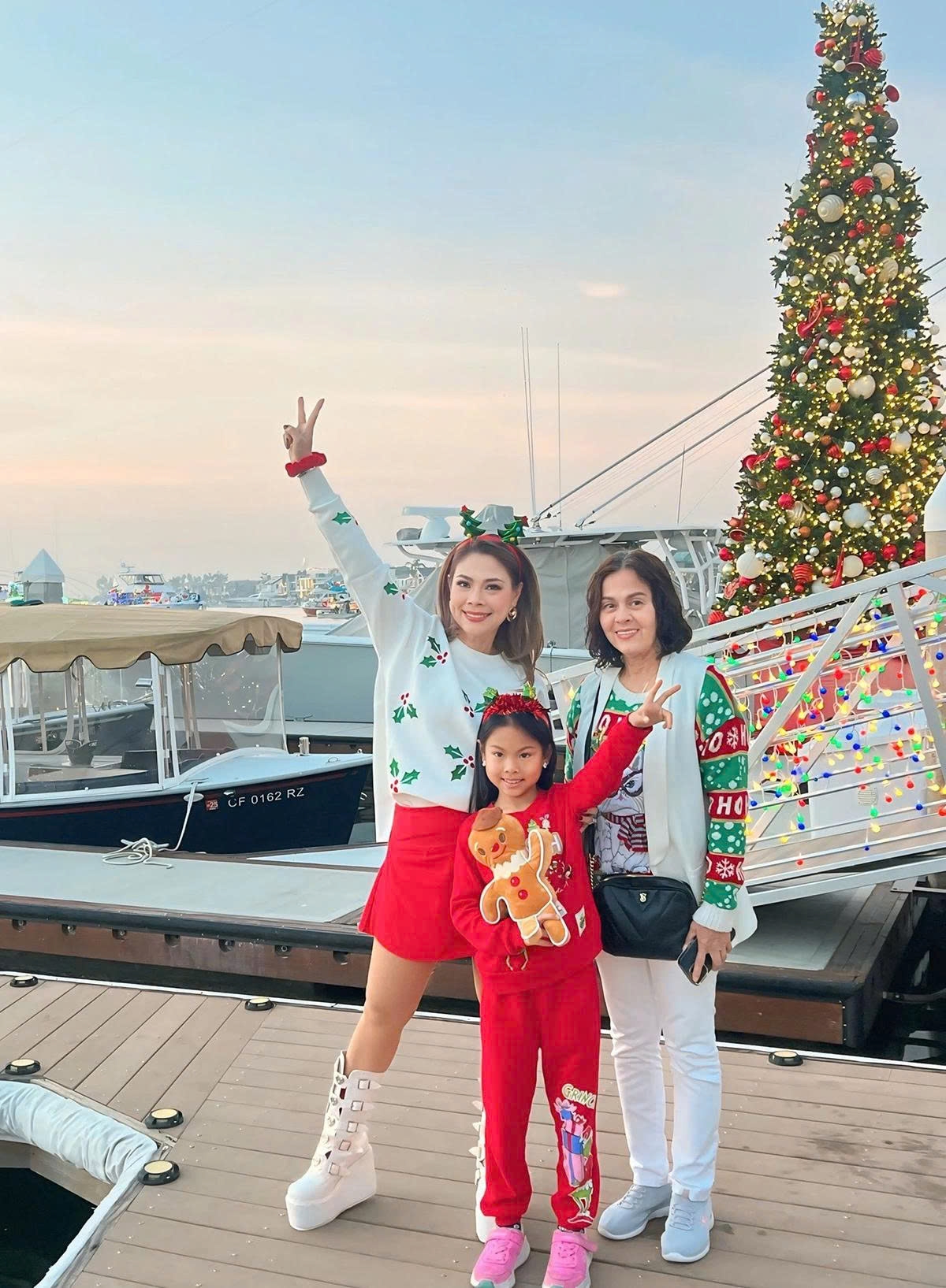 Ca sĩ Thanh Thảo cùng mẹ và con gái Talia mặc đồng điệu dự buổi tiệc Giáng sinh sớm tổ chức trên du thuyền ở Mỹ.