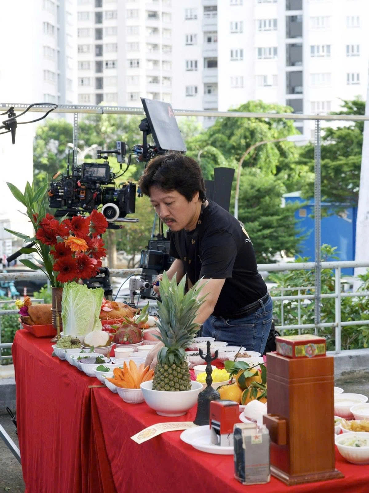 Nghệ sĩ Trường Giang nuôi tóc và râu để phục vụ vai diễn trong phim điện ảnh mới “Nhà ba tôi một phòng”.