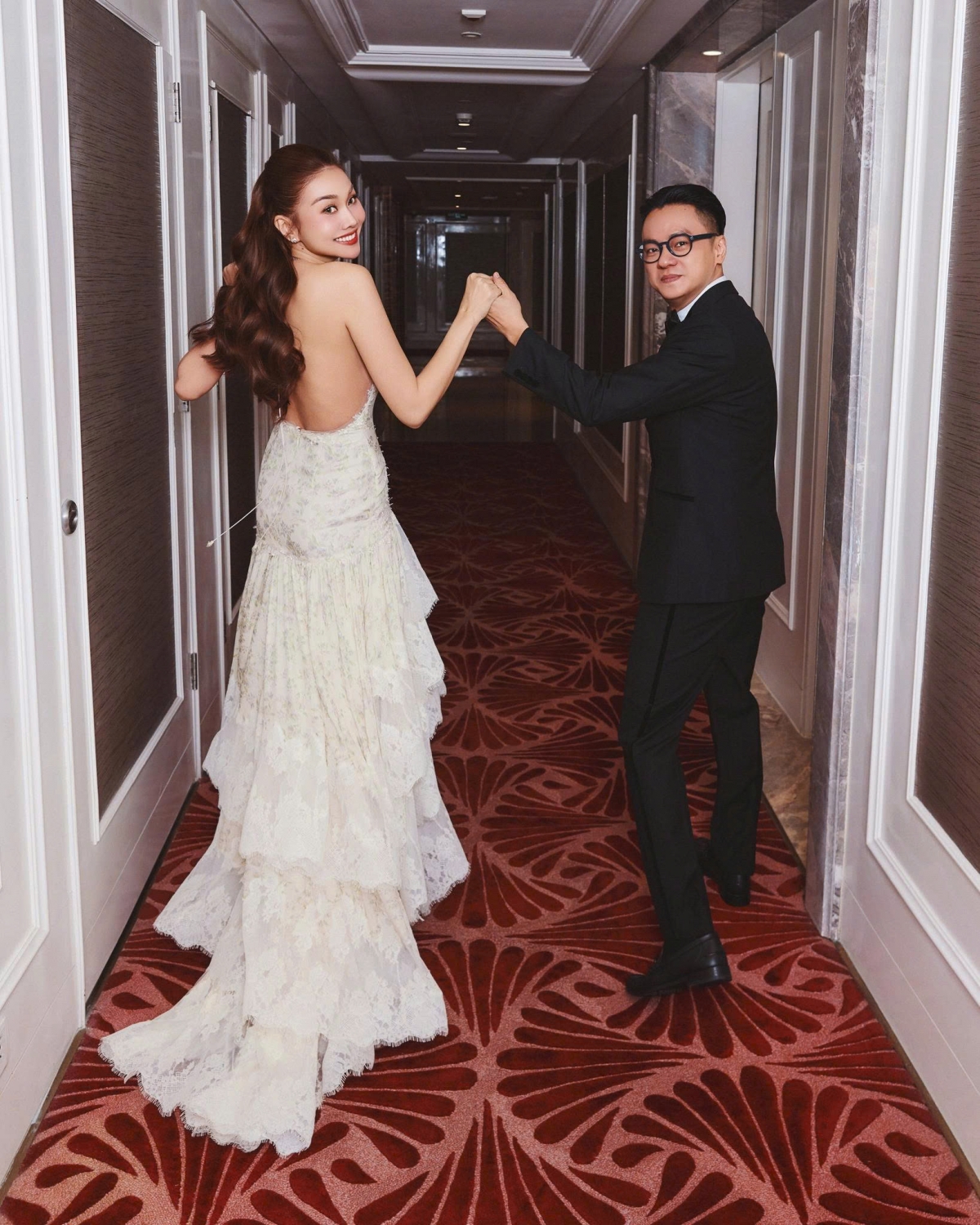 Vợ chồng siêu mẫu Thanh Hằng – Nhật Minh tình tứ tại một sự kiện.