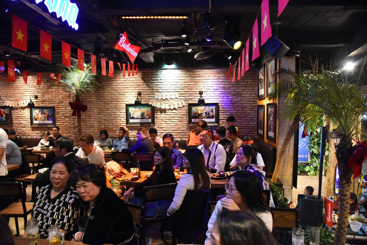 Anh Nguyễn Quang Huy (32 tuổi, nhân viên văn phòng) cho biết, anh và đồng nghiệp đến quán ăn từ 19h để chờ cổ vũ đội tuyển Việt Nam. Anh Huy chia sẻ chưa bỏ lỡ một trận một trận đấu nào của đội nhà. Anh hy vọng U22 Việt Nam sẽ giành huy chương vàng tại SEA Games 33.