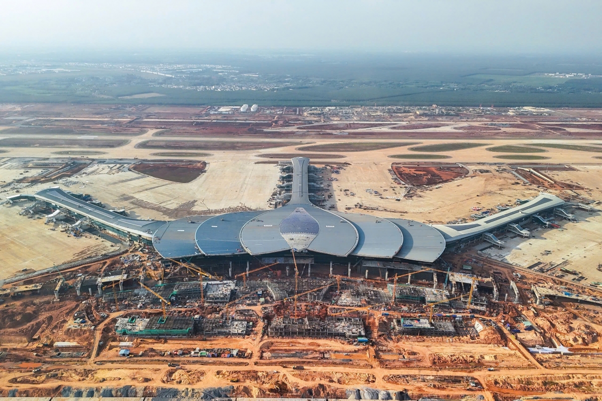 Sân bay Long Thành được thiết kế phục vụ tới 100 triệu lượt hành khách và 25 triệu tấn hàng hóa mỗi năm, trở thành sân bay lớn nhất Việt Nam.