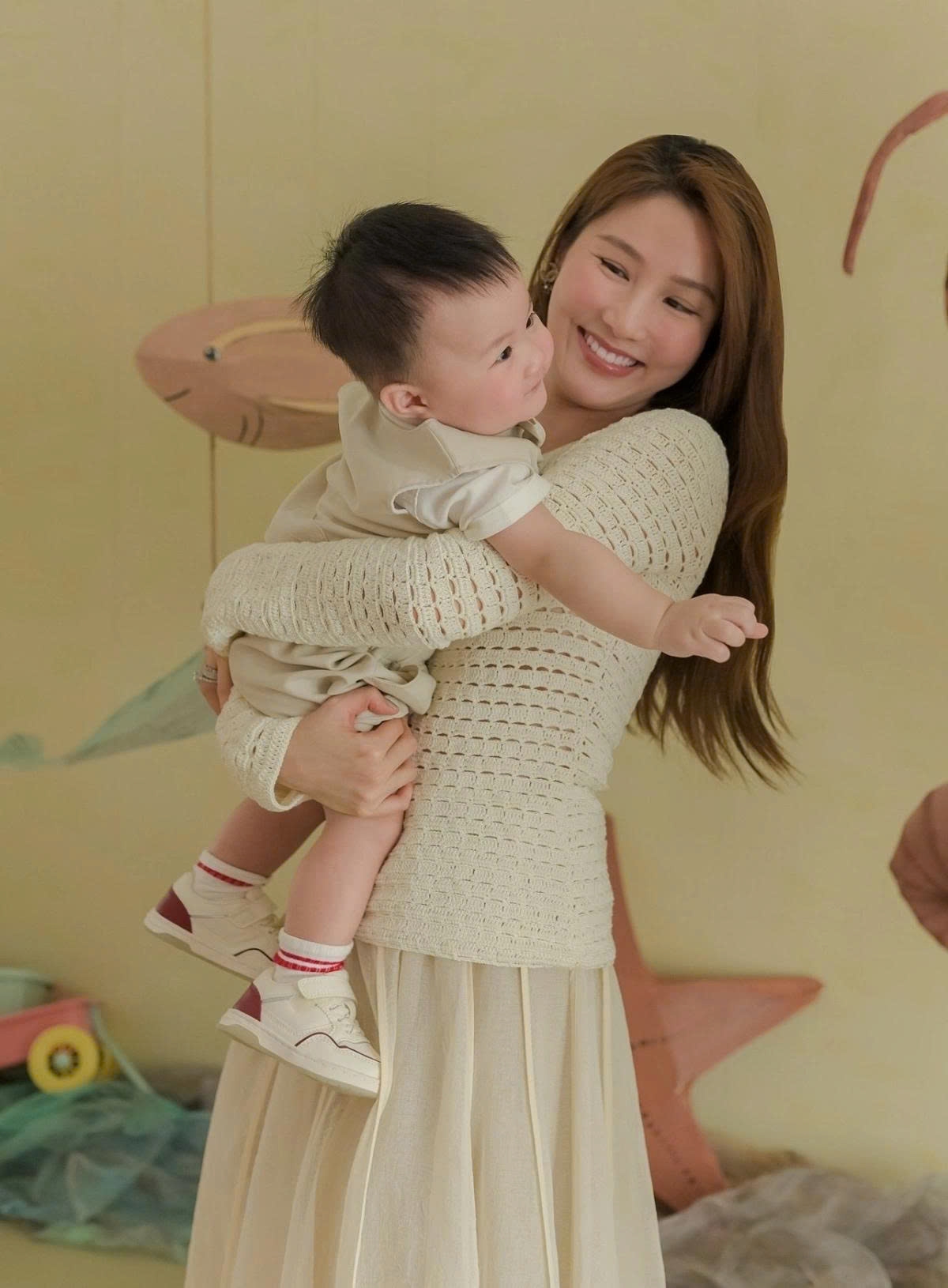 Diễn viên Diễm My 9X hạn chế công việc, dành nhiều thời gian tập trung chăm sóc con trai đầu lòng.