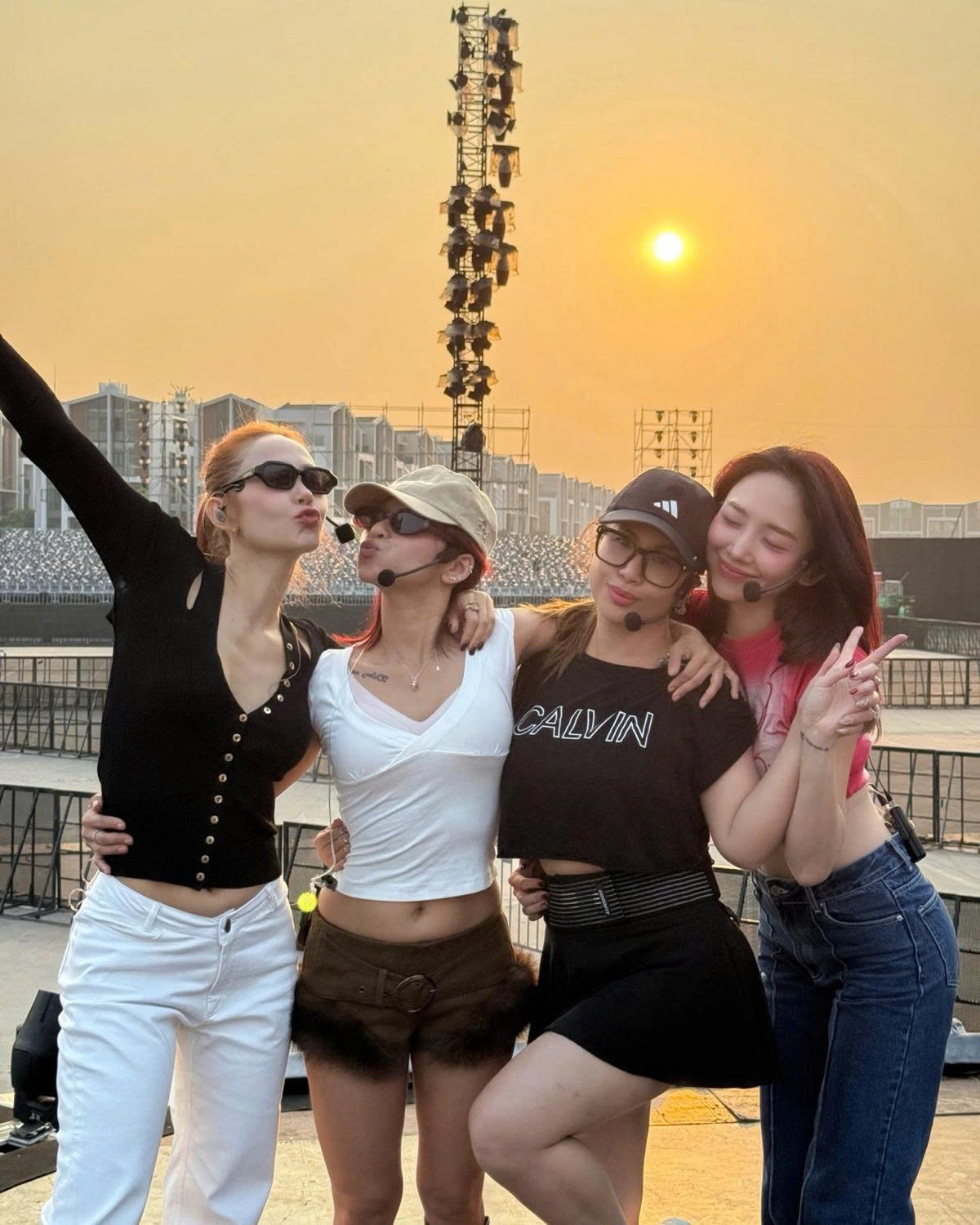 Dàn “chị đẹp” gồm Minh Hằng, Ngọc Phước, Minh Tuyết và Tóc Tiên tập chương trình trong ánh hoàng hôn.