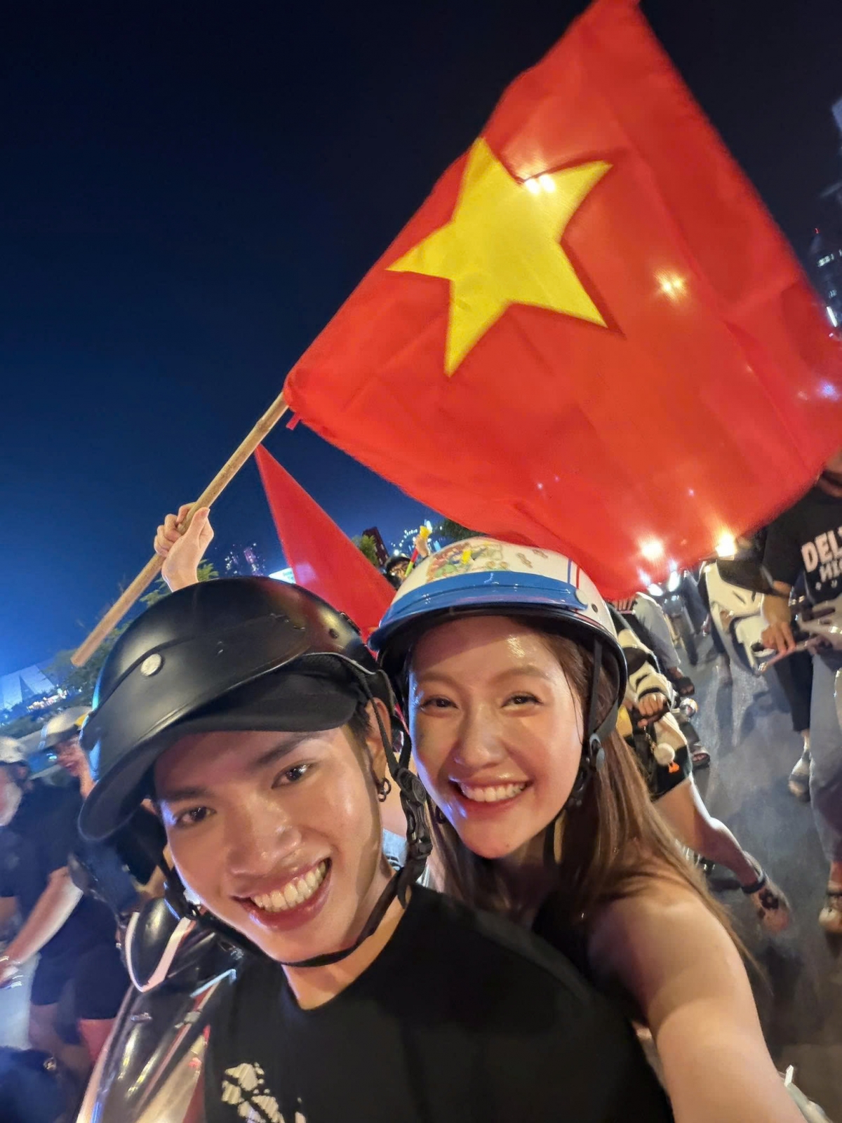 Diễn viên Uyển Ân được rapper Pháp Kiều chở đi "bão" nhân dịp đội tuyển U22 Việt Nam giành HCV SEA Games 33.