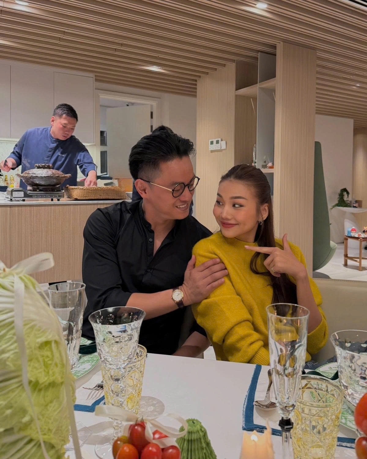 Siêu mẫu Thanh Hằng gọi ông xã Nhật Minh là bạn đồng hành vì luôn sánh đôi cùng cô cả khi đi tiệc lẫn hẹn hò đời thường.