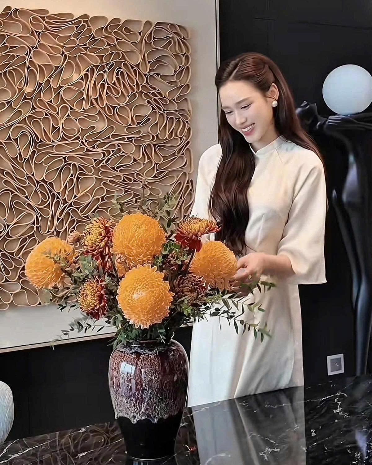 Hoa hậu Đỗ Thị Hà ra dáng “dâu hào môn” vì thường xuyên vào bếp nấu nướng, cắm hoa.