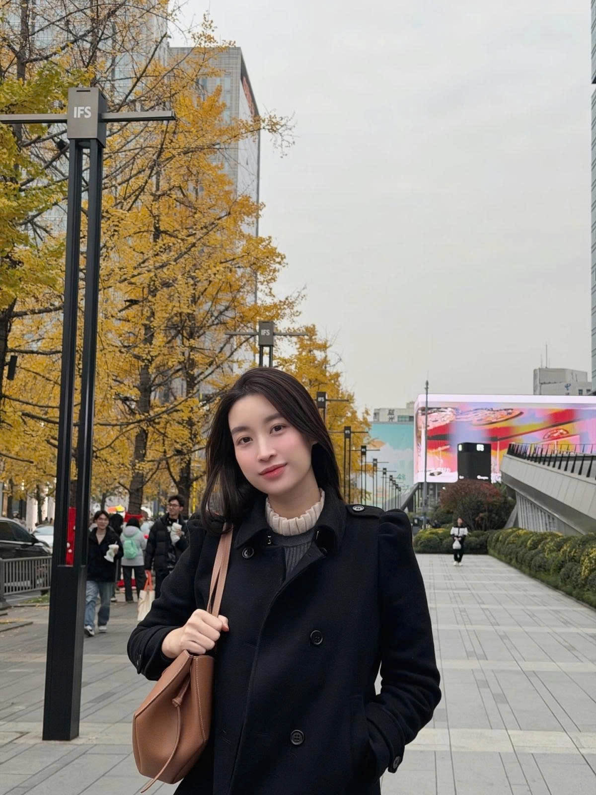 Hoa hậu Đỗ Mỹ Linh trang điểm nhẹ nhàng, mặc đơn giản dạo phố Thành Đô, Trung Quốc mùa lá vàng.