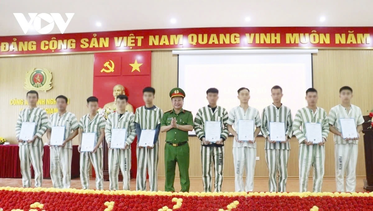 5. Gương mẫu đi đầu trong xây dựng, hoàn thiện pháp luật, cải cách hành chính, tháo gỡ "điểm nghẽn" trong quản lý Nhà nước về an ninh, trật tự. Trong năm 2025, Bộ Công an đã trình Quốc hội xem xét, thông qua 13 luật, 1 pháp lệnh, tham mưu Chính phủ ban hành 21 nghị định góp phần tháo gỡ điểm nghẽn, kiến tạo phát triển; là cơ quan Thường trực Hội đồng tư vấn đặc xá đã tham mưu, triển khai công tác đặc xá đối với phạm nhân và người đang được tạm đình chỉ chấp hành án phạt tù lớn nhất từ trước đến nay.