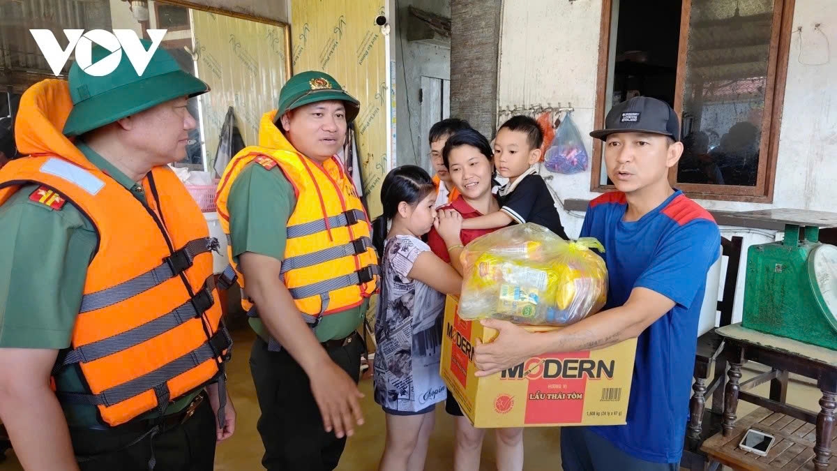 10. Lực lượng Công an nhân dân luôn là "Điểm tựa bình yên" của nhân dân trong gian khó, hiểm nguy, thiên tai, bão lũ và làm tốt công tác an sinh xã hội.