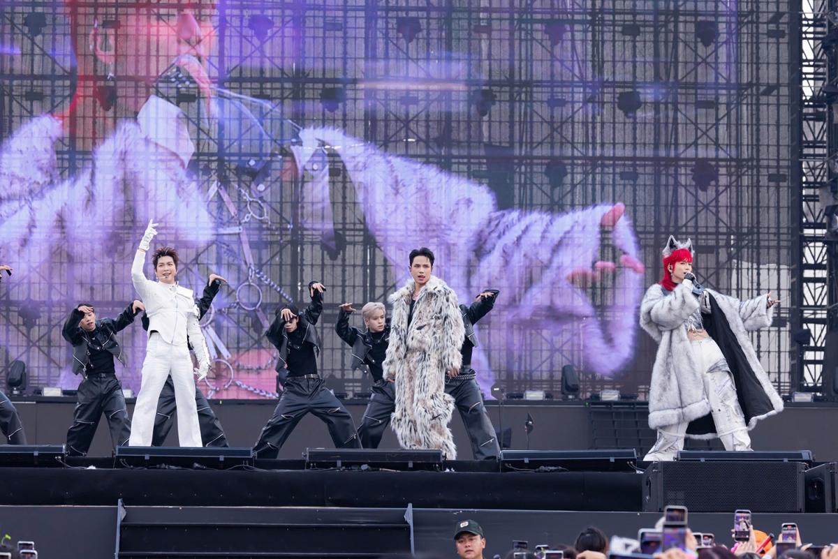 Theo kế hoạch, phần trình diễn chính mang tên “Sân khấu hòa ca” bắt đầu từ 18h30. Tuy nhiên, ngay từ đầu giờ chiều, hàng nghìn khán giả đã có mặt tại khu vực tổ chức để theo dõi loạt tiết mục mở màn.