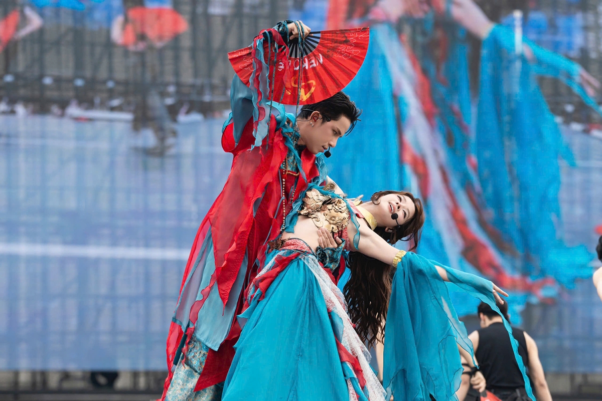 Sân khấu cá nhân của các nghệ sĩ như HuyR, NSND Tự Long, S.T Sơn Thạch, Thanh Duy, Duy Khánh, Ngọc Thanh Tâm, Neko Lê, BB Trần, Xuân Nghi, Dương Hoàng Yến, Jun Phạm, Ái Phương, Quốc Thiên, Cường Seven, Minh Tuyết… cùng phần DJ của 2pillz đã khiến không khí sớm “nóng” lên trước giờ G.