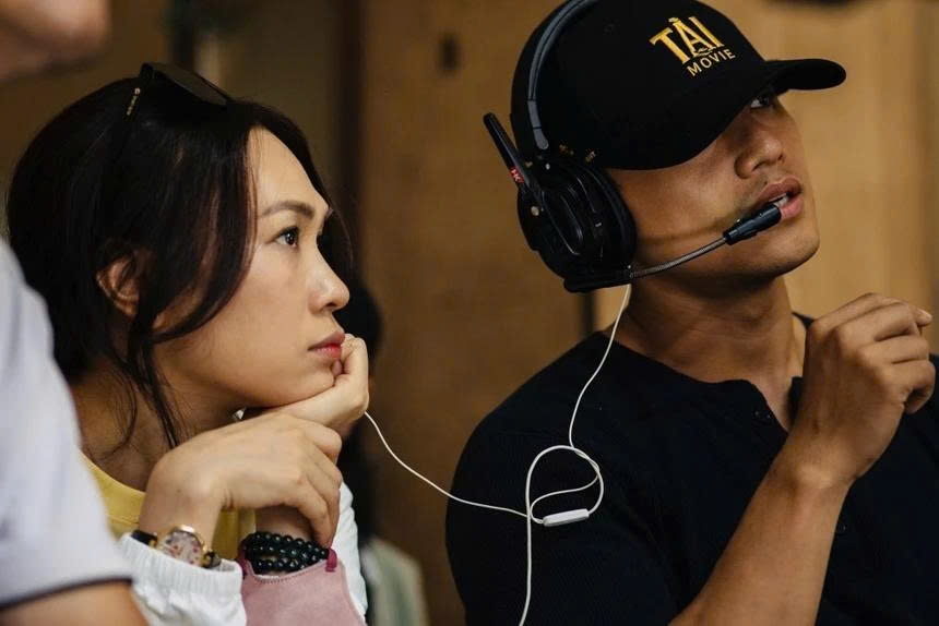 Mai Tài Phến chia sẻ hình ảnh bên Mỹ Tâm. Cả hai cùng đeo chung tai nghe, ngồi phía trước monitor trên phim trường. "Và ta chọn nhau giữa bao ngã rẽ/ Không ồn ào, cũng chẳng phô trương/ Chỉ là nắm tay qua ngày rất khẽ/ Mà tim thì ấm đến lạ thường", Mai Tài Phến viết. Thời gian gần đây, nam diễn viên chăm đăng tải bên giọng ca “Họa mi tóc nâu”.