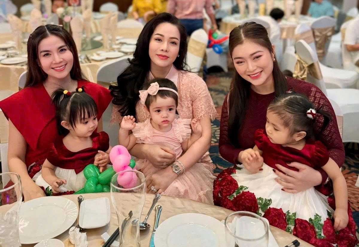 Bế con gái Julia đi tiệc, diễn viên Nhật Kim Anh (giữa) hội ngộ hai đồng nghiệp thân thiết Thanh Trúc, Kha Ly và ba mẹ con Vy Oanh.