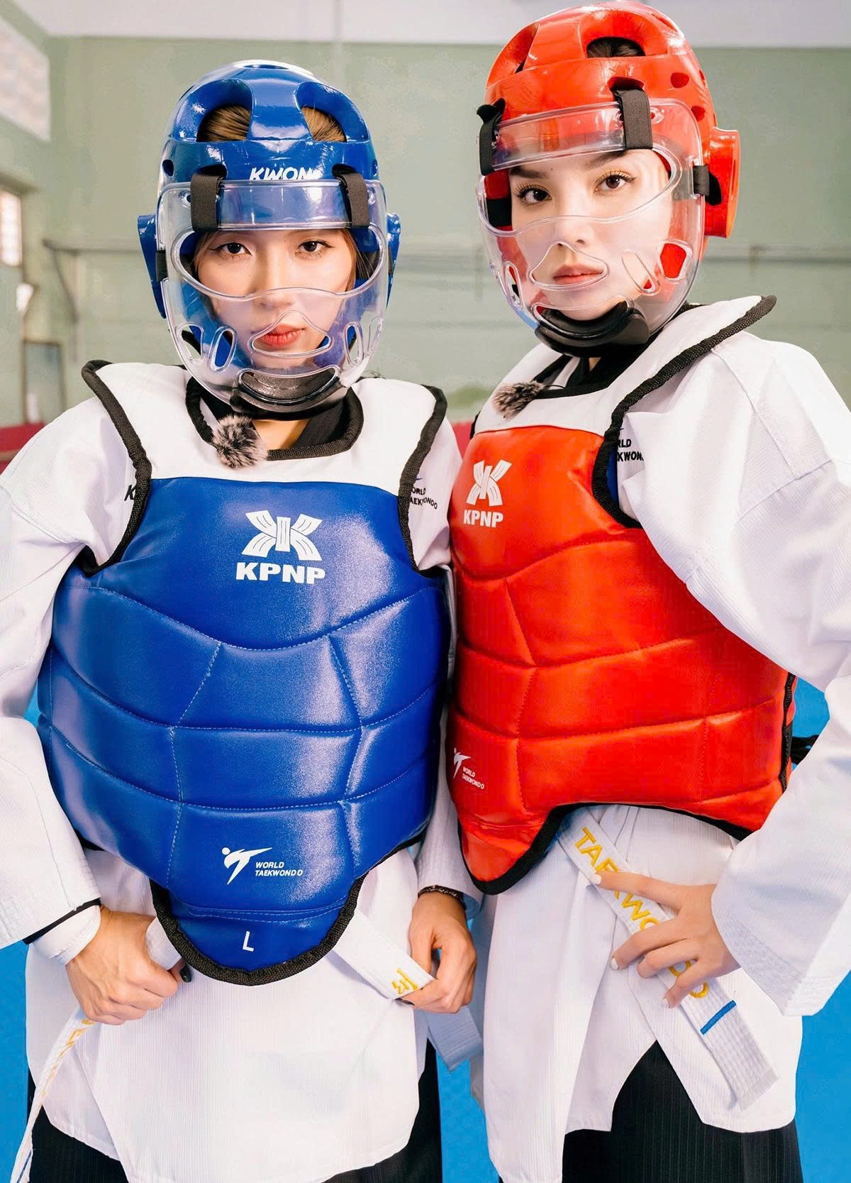 Hoa hậu Kỳ Duyên (phải) nai nịt cẩn thận đi tập taekwondo cùng người mẫu Đồng Ánh Quỳnh.