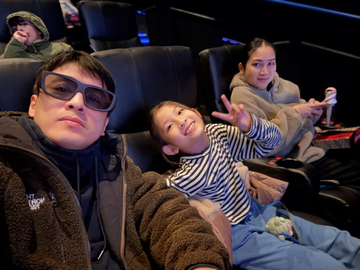 Ca sĩ Lam Trường đưa vợ con ra rạp xem siêu phẩm "Avatar".