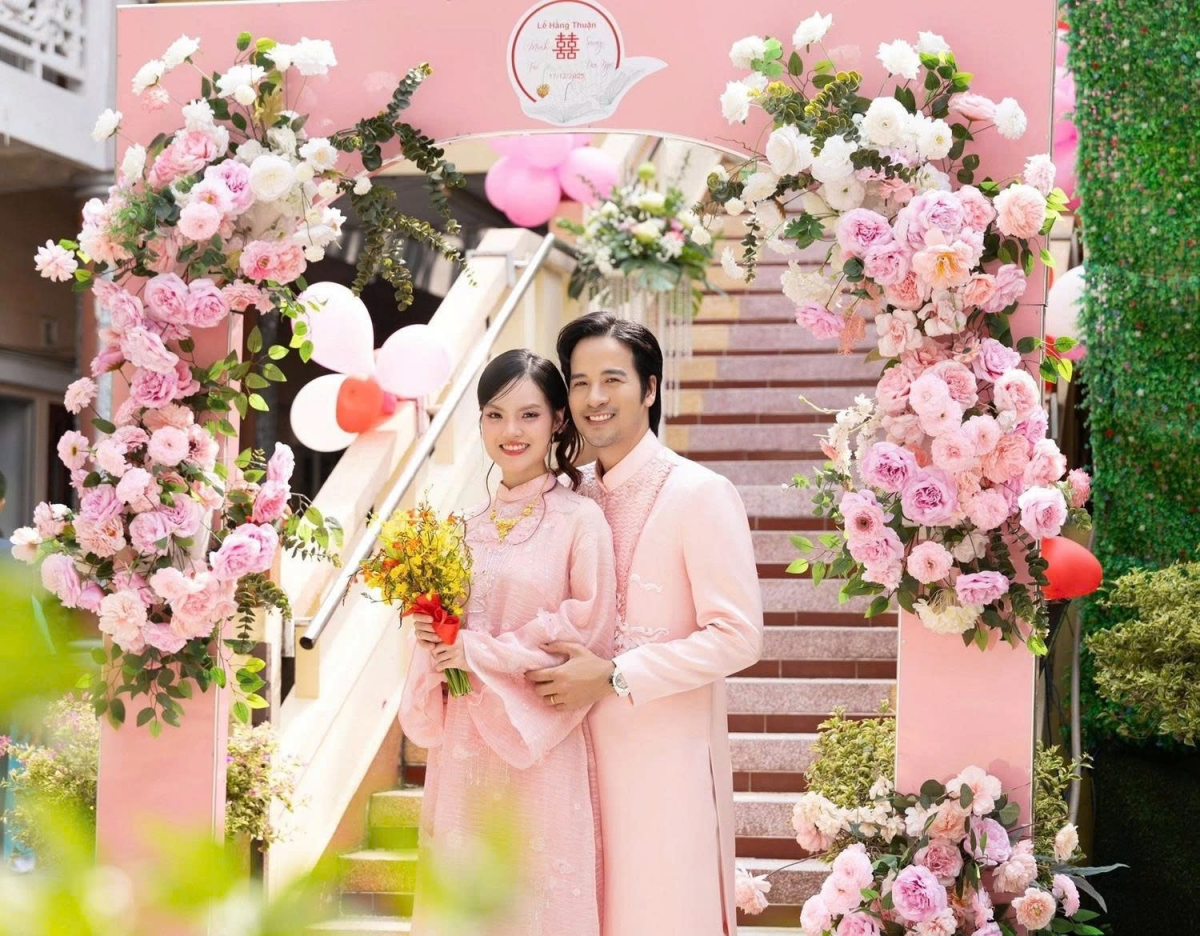 Diễn viên Đoàn Minh Tài và bạn gái kém 16 tuổi - ca sĩ Sunny Đan Ngọc cử hành lễ Hằng thuận tại chùa, với sự chứng kiến của hai bên gia đình. Đôi uyên ương cùng diện áo dài tông hồng phấn.