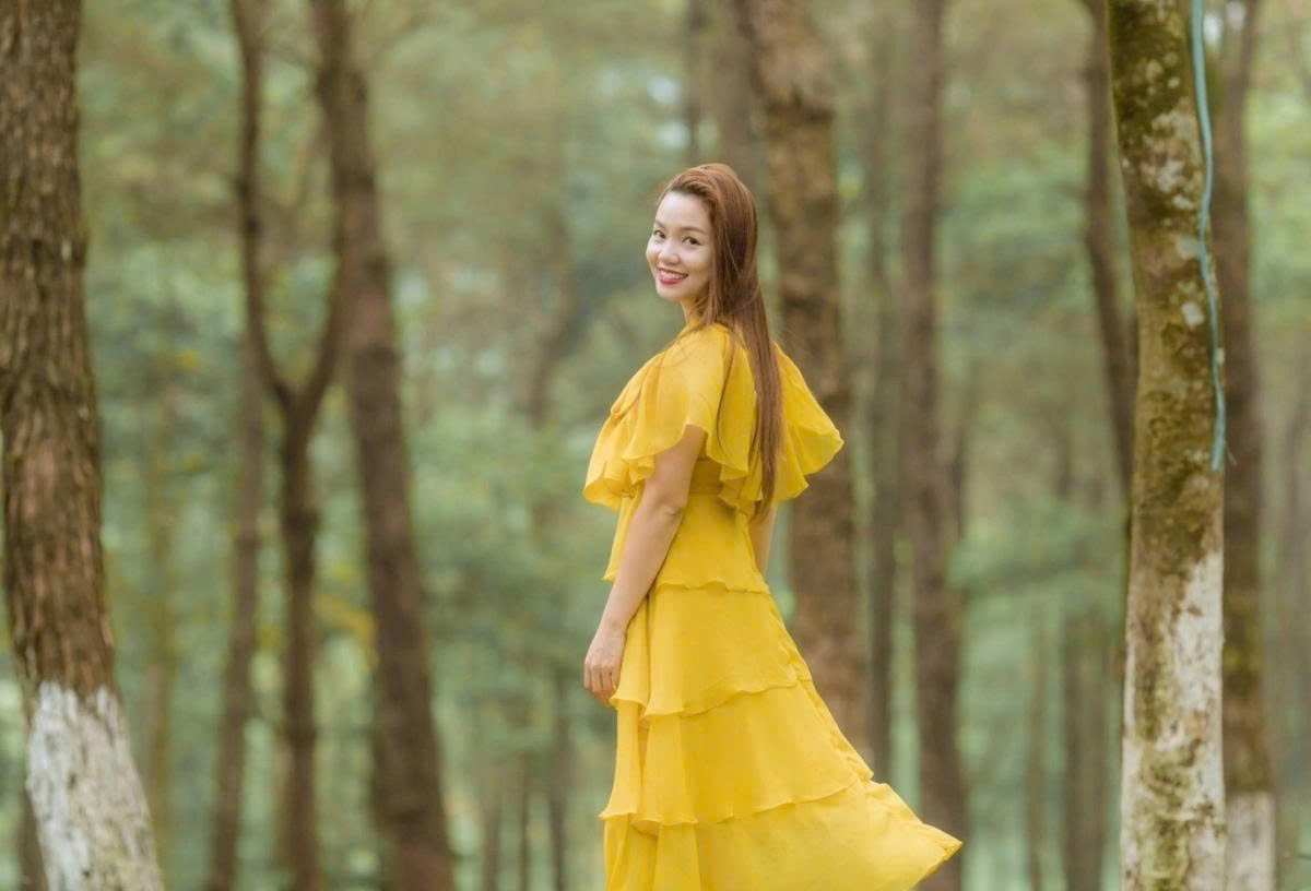 Ca sĩ Nguyễn Ngọc Anh diện váy xếp tầng, khoe vóc dáng mảnh mai dù đã trải qua hai lần sinh nở.