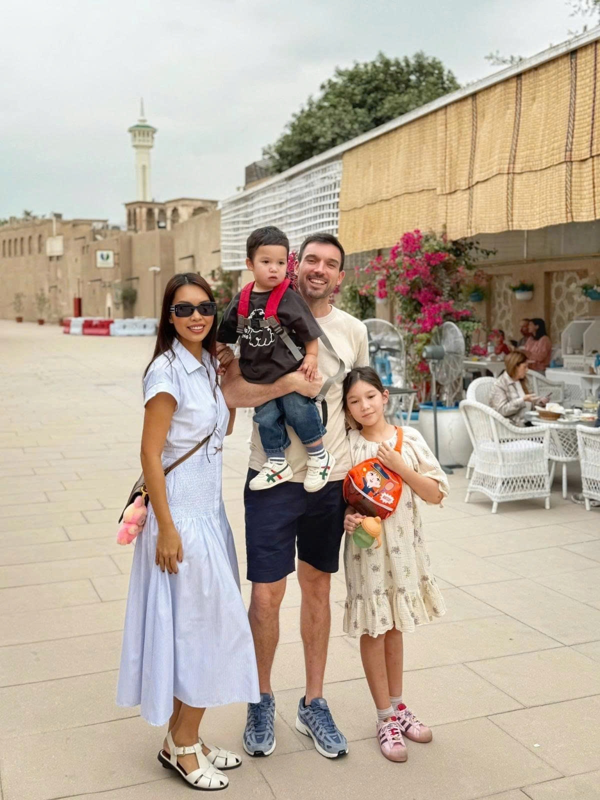 Khi bay sang Anh đón Giáng sinh cùng gia đình chồng, Hà Anh và ông xã Olly quá cảnh tại Dubai, nán lại đây vài ngày để khám phá văn hóa, ẩm thực. Gia đình siêu mẫu khám phá khu phố cổ, chiêm ngưỡng vẻ đẹp truyền thống của những công trình lâu đời, ghé các trung tâm mua sắm, tận hưởng không khí sôi động và hiện đại của thành phố.