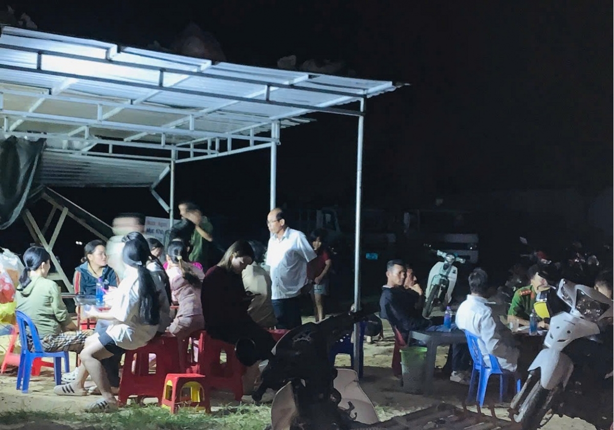 Người dân địa phương đến chia buồn cùng gia đình anh A. Ảnh: B.H