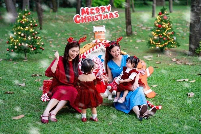 Đôi bạn thân Thanh Trúc và Kha Ly rủ nhau chụp hình picnic cùng các con với chủ đề Giáng sinh tại một công viên ở TP.HCM.
