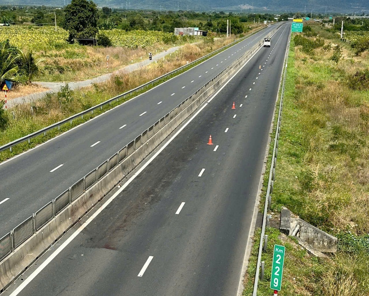 Tạm thời đóng đoạn cao tốc phục vụ công tác khám nghiệm hiện trường. Ảnh: B.H