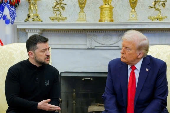 Tổng thống Mỹ Donald Trump (bìa phải) và Tổng thống Ukraine Zelensky
