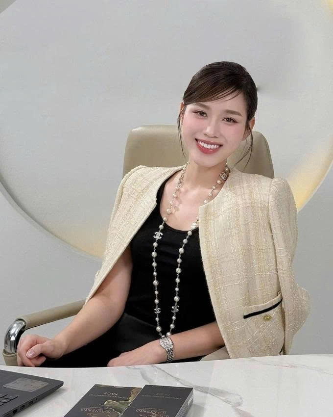 Sau kết hôn, Hoa hậu Đỗ Thị Hà đăng tải video, cập nhật cuộc sống hiện tại. Người đẹp cho biết cô tạm gác công việc kinh doanh, rời chức CEO một thẩm mỹ viện ở Hà Nội để bắt đầu hành trình mới.