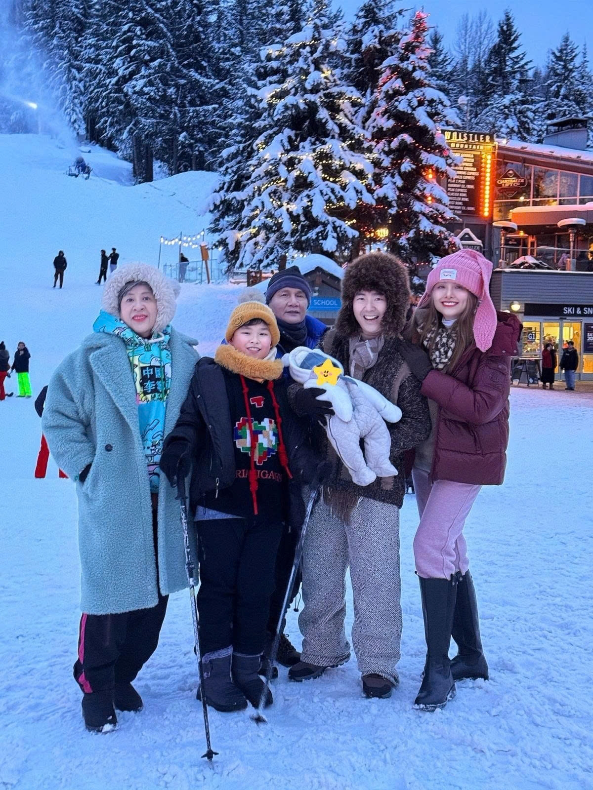 Gia đình Diễm Hương có chuyến nghỉ dưỡng tại khu du lịch Whistler ở British Columbia, cách thủ đô Vancouver, Canada khoảng 125 km.