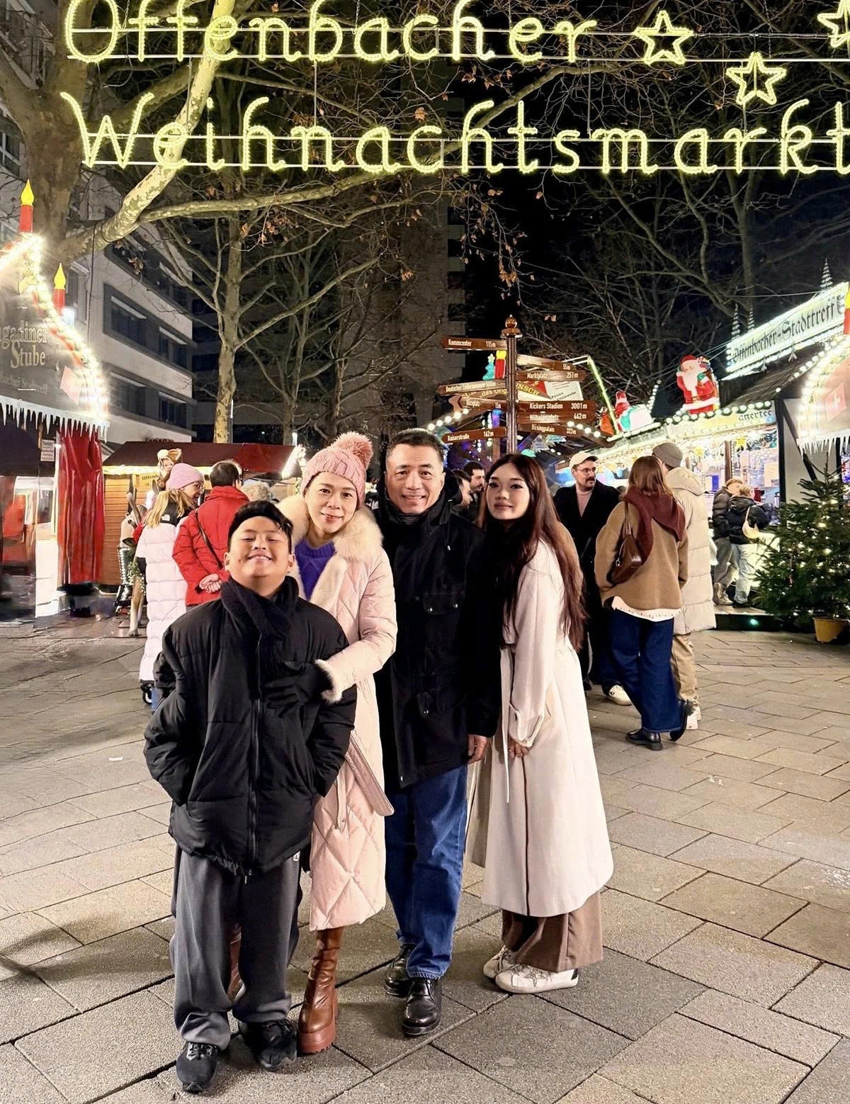 Vợ chồng Mỹ Lệ và con gái thứ hai, con trai út sang Đức thăm con đầu 20 tuổi, đang du học ở đây.