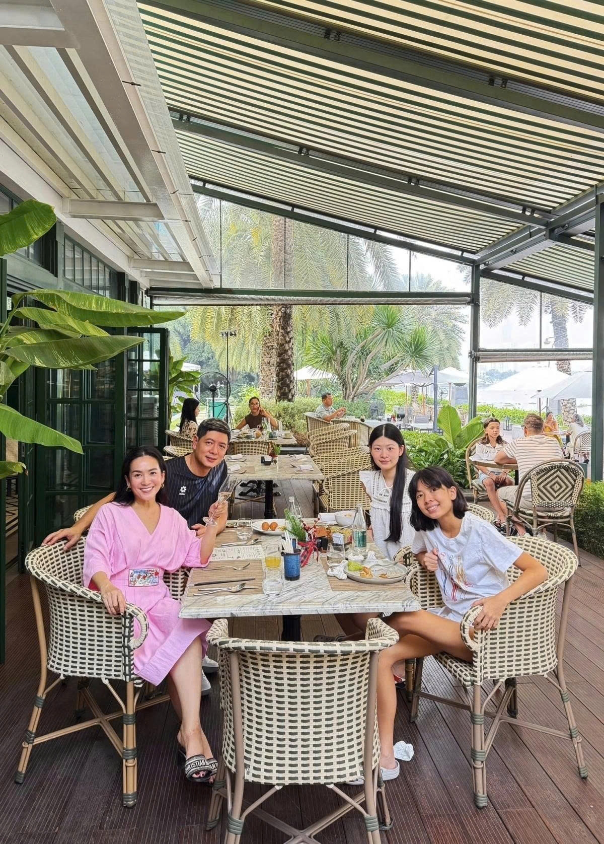 Vợ chồng diễn viên Bình Minh cùng hai con gái tận hưởng khoảng thời gian thảnh thơi bên nhau.