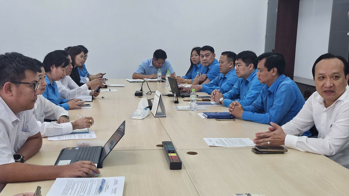 Các ngành chức năng làm việc với đại diện công ty (ảnh: TT)