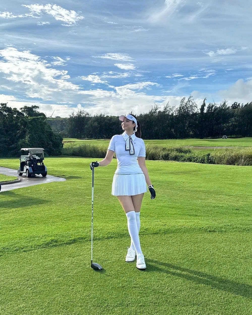 Hoa hậu Phạm Hương khoe dáng trên sân golf. Nhiều năm nay, người đẹp duy trì sắc vóc bằng việc chăm tập thể thao.