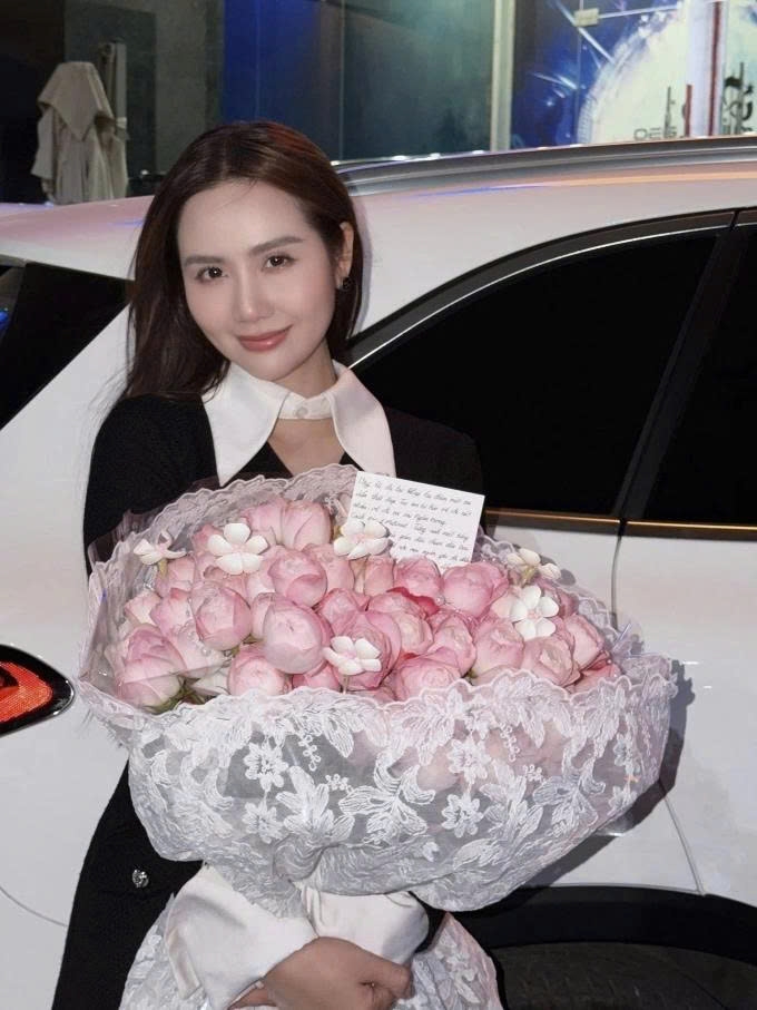 Phan Minh Huyền được fan đến trường quay chúc mừng hết vai trong phim “Cách em 1 milimet”. Cô bày tỏ: “Lại bỏ túi thêm một vai diễn tuyệt vời trong sự nghiệp làm nghề của mình. Biết ơn sự yêu thương của khán giả và sự đồng hành của các em trong FC”.