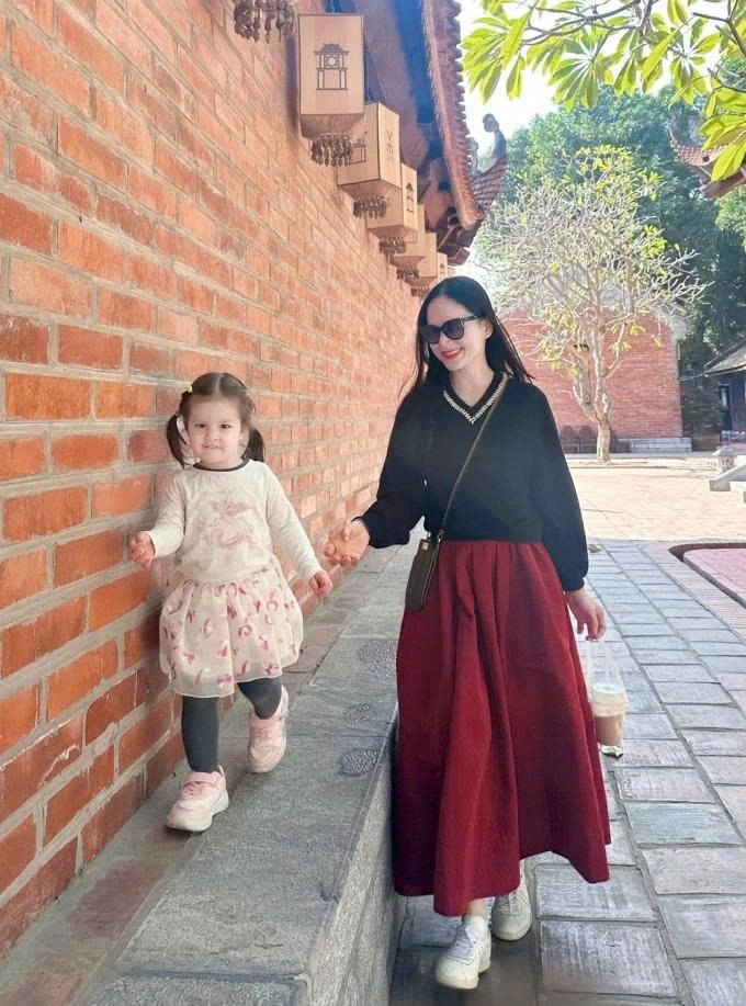 Lan Phương cùng con gái thứ hai dạo chơi Văn Miếu - Quốc Tử Giám. “Hôm hai mẹ con đi đúng vào ngày thời tiết sạch, bầu trời trong xanh, ửng nắng, lại thêm không khí lành lạnh, dễ chịu vô cùng”, nữ diễn viên viết.