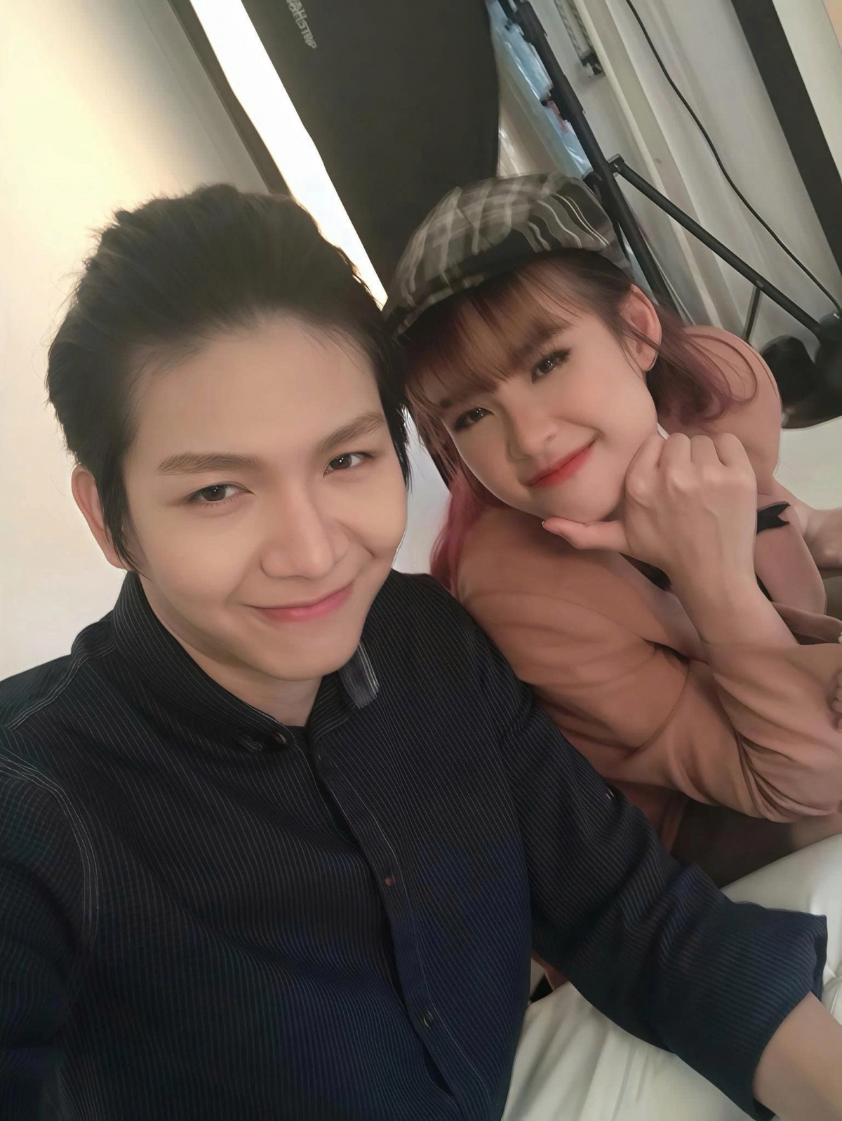 Chia sẻ hình ảnh bên ông xã Kelvin Khánh, Khởi My gửi lời tạm biệt năm 2025 và đón chào 2026. Nữ ca sĩ gửi lời chúc sức khỏe, bình an, hạnh phúc tới khán giả.