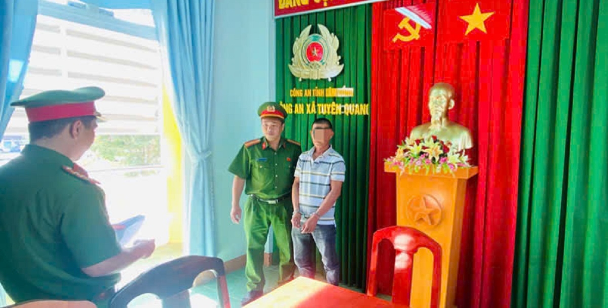 Đại diện cơ quan công an đọc lệnh bắt bị can Nguyễn Việt Triều. Ảnh: CALĐ