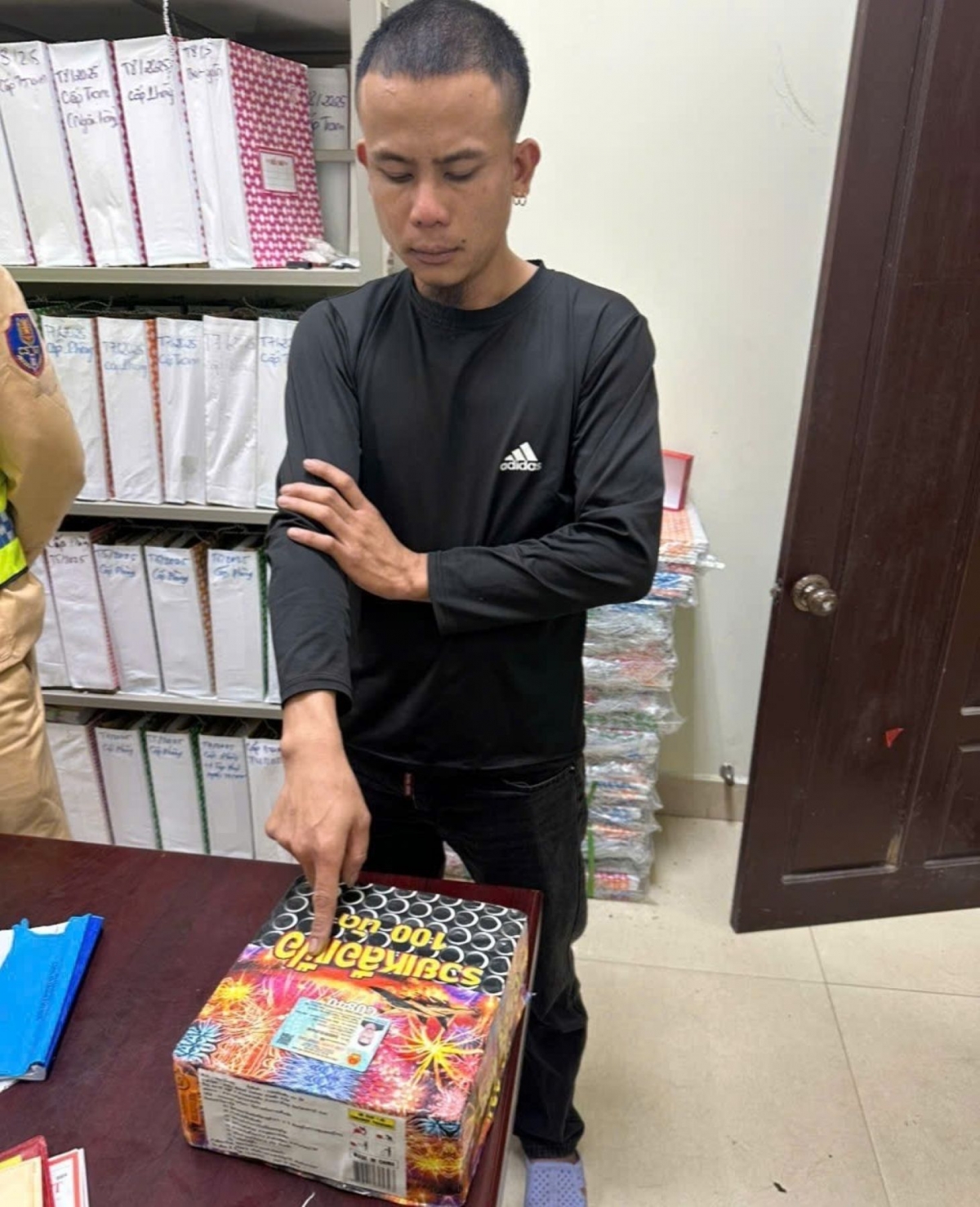 Nguyễn Hữu Hùng cùng tang vật tại cơ quan công an