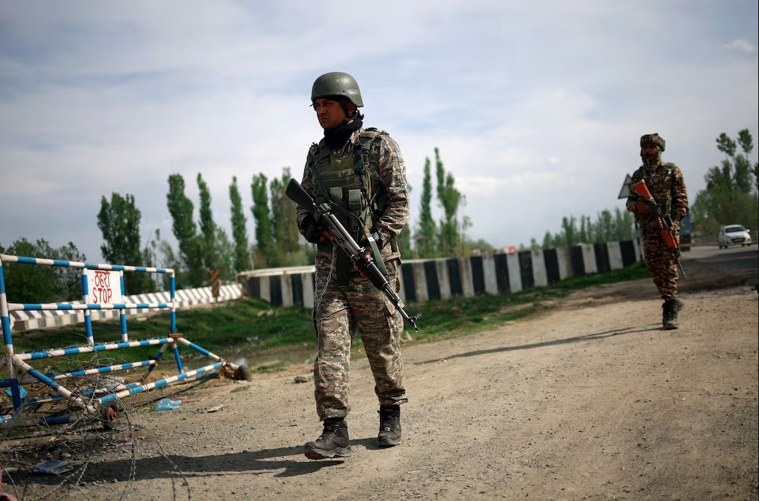 Lực lượng an ninh Ấn Độ tuần tra ở khu vực Kashmir. Ảnh: Reuters