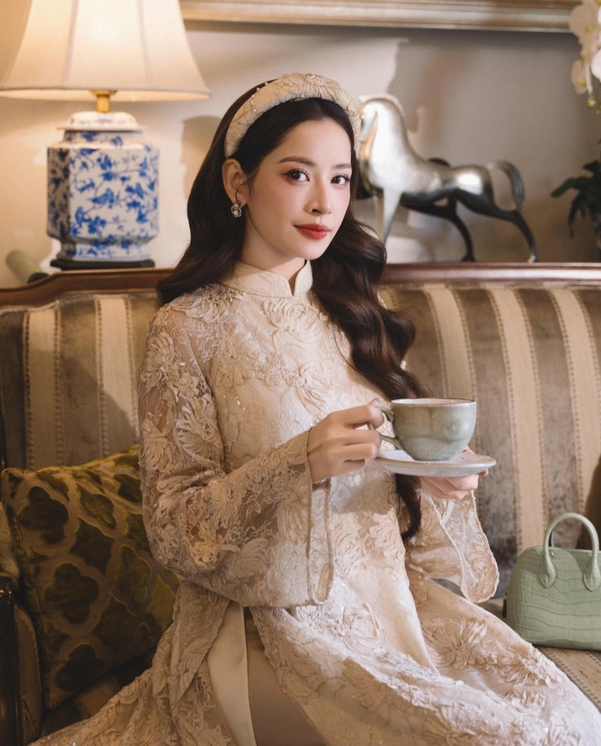 Chi Pu cho biết cô đã chuẩn bị đầy đủ trang phục áo dài cho dịp Tết Nguyên đán 2026. Ca sĩ dự định diện các mẫu áo dài khác nhau từ mùng Một đến mùng Mười, mỗi ngày một kiểu, như cách tận hưởng không khí Tết và lưu giữ kỷ niệm đầu năm.