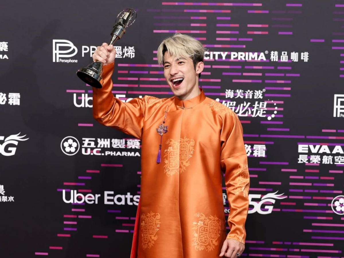 Liên Bỉnh Phát nhận giải Thị Đế Kim Chung (Ảnh: Golden Bell Awards)