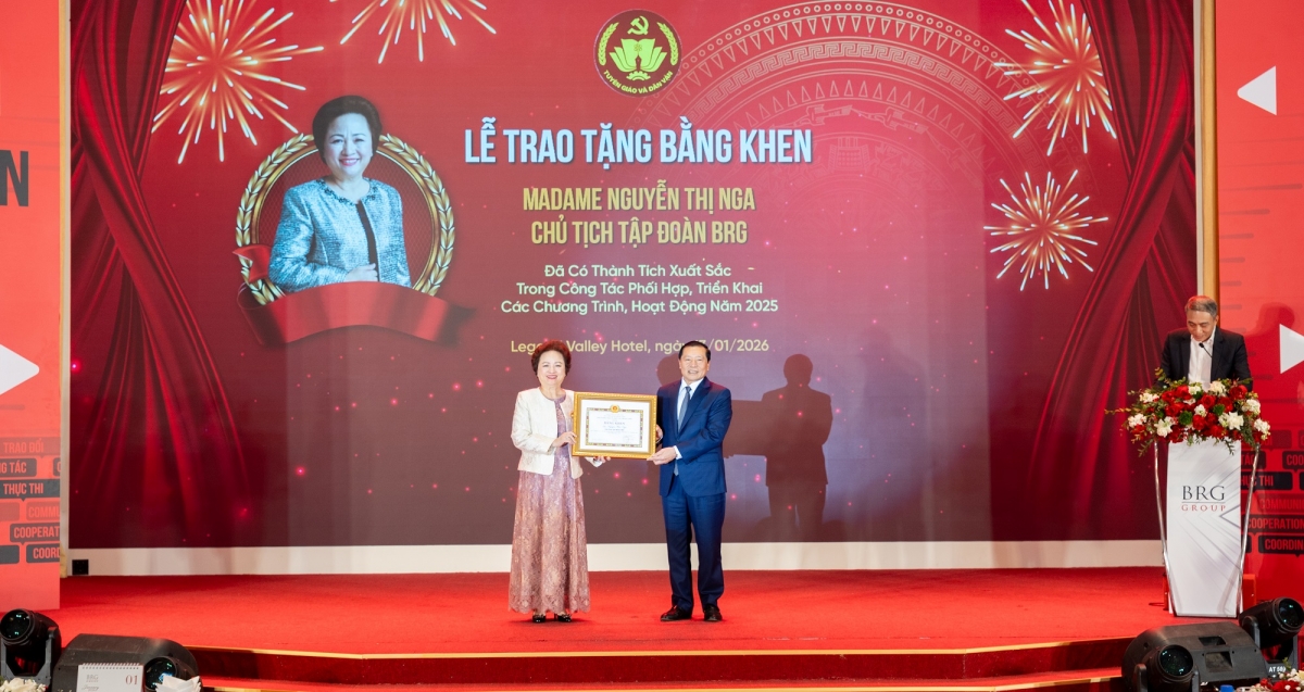 Ông Lại Xuân Môn - Uỷ viên Ban chấp hành Trung ương Đảng, Phó Trưởng ban Thường trực Ban Tuyên giáo và Dân vận Trung ương trao tặng Bằng khen cá nhân cho bà Nguyễn Thị Nga - Chủ tịch Tập đoàn BRG