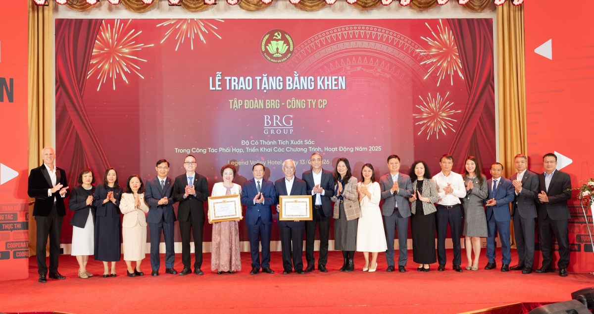 Ông Lại Xuân Môn - Uỷ viên Ban chấp hành Trung ương Đảng, Phó Trưởng ban Thường trực Ban Tuyên giáo và Dân vận Trung ương trao tặng Bằng khen tập thể Tập đoàn BRG
cho Ban Lãnh đạo Tập đoàn