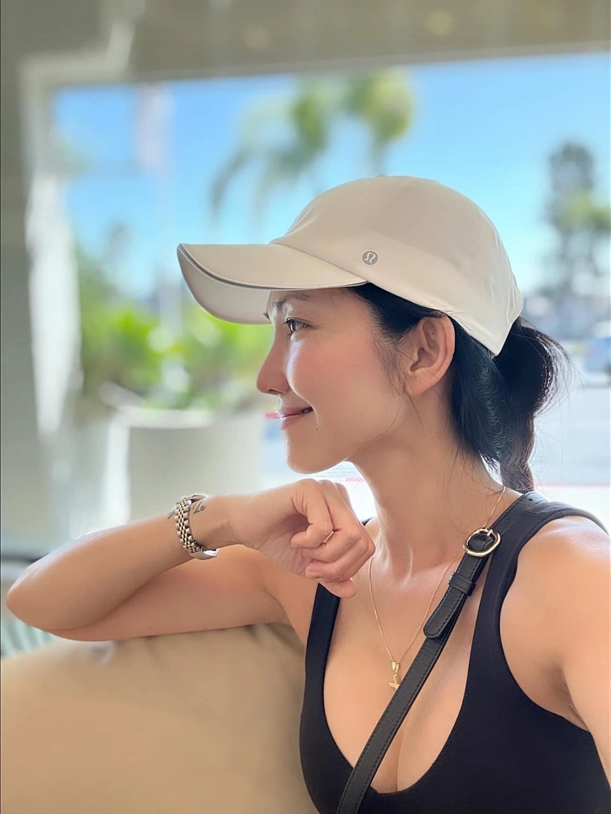 Diễn viên Kim Hiền được khen trẻ lâu nhờ vóc dáng nhỏ nhắn, gu thời trang năng động và phong cách trang điểm tự nhiên.